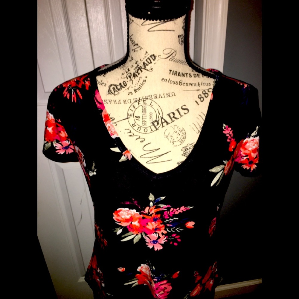 Women’s Rue 21 V Neck Short Sleeve Shirt